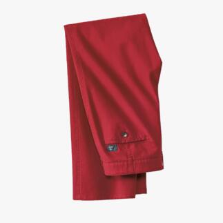 Pantalon en toile fine rouge plié sur fond blanc