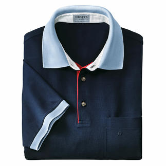 Polo bleu foncé avec col bleu clair, plié sur un fond blanc.
