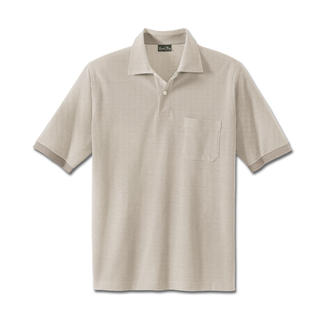 Polo beige à manches courtes avec une poche poitrine sur fond clair.