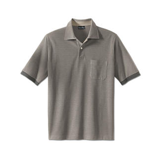 Polo beige à manches courtes avec une poche poitrine sur fond clair.
