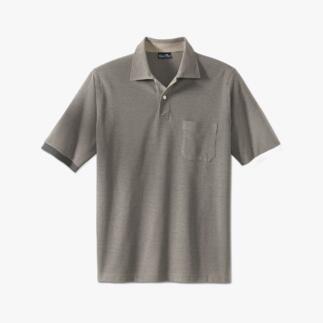 Polo beige à manches courtes avec une poche poitrine sur fond clair.