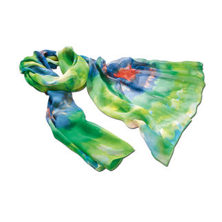 Écharpe en soie aquarelle dans des tons de vert et de bleu, drapée de manière artistique.