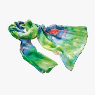 Écharpe en soie aquarelle dans des tons de vert et de bleu, drapée de manière artistique.
