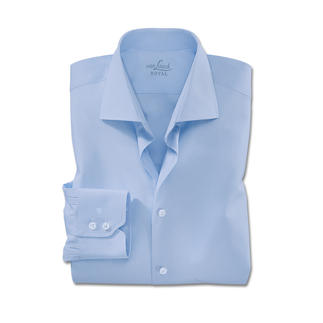 Chemise premium van Laack bleu clair, pliée avec des poignets sportifs.