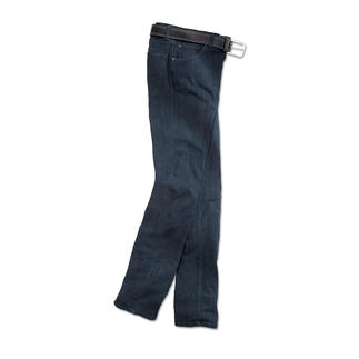 Jeans bleu foncé avec ceinture, posée droite sur le sol.
