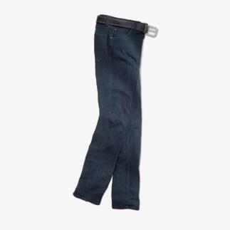 Jeans bleu foncé avec ceinture, posée droite sur le sol.