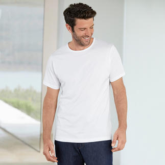 Homme portant un t-shirt en jersey blanc à col rond.
