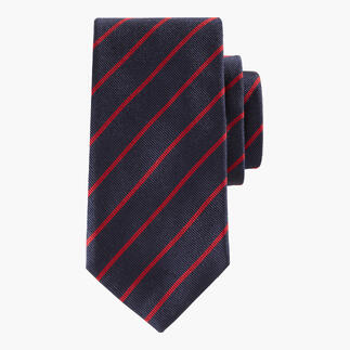 Cravate en soie Ascot bleu marine avec des rayures rouges sur fond blanc.