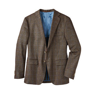 Blazer en soie à chevrons sur fond blanc.