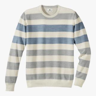 Pull rayé pour homme en bleu, gris et crème sur fond clair.