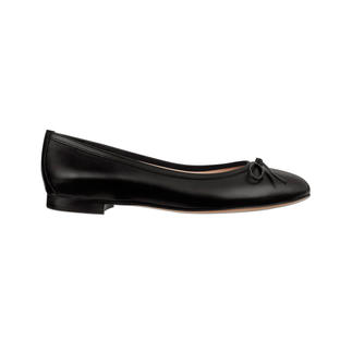 Ballerine noire avec un nœud, vue latérale.