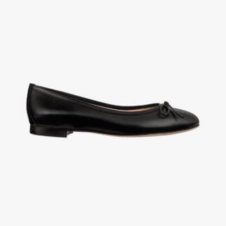 Ballerine noire avec un nœud, vue latérale.