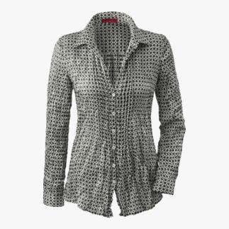 Blouse à motif sur fond blanc, légèrement ondulée.