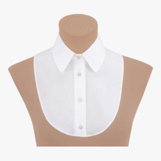 Col de chemise blanc sur un mannequin beige avec des boutons à l'avant.