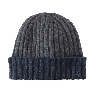Bonnet Donegal, posé à plat avec un motif de côte et une texture grise.