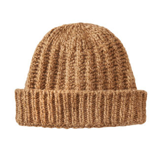 Bonnet en cachemire beige avec design côtelé et revers.