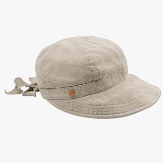 Casquette beige avec un nœud et un logo gravé.