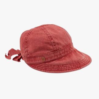Casquette rouge avec une visière douce.