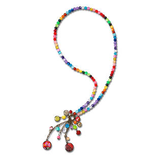 Collier chanceux long avec des perles colorées et plusieurs pendentifs.
