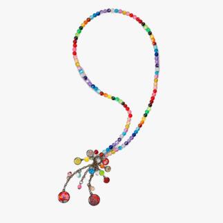 Collier chanceux long avec des perles colorées et plusieurs pendentifs.