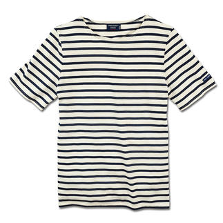 T-shirt Ecru avec des rayures bleues sur un fond blanc