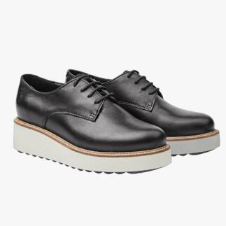 Chaussures Derby à plateaux noires Apple of Eden sur fond blanc.
