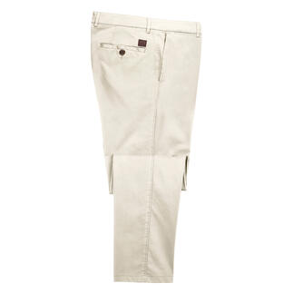 Chino beige avec un léger rétrécissement, posé à plat.