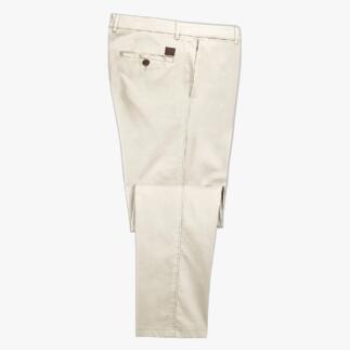 Chino beige avec un léger rétrécissement, posé à plat.