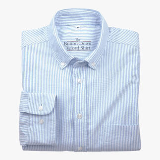 Chemise à rayures bleu clair et blanche, pliée, avec un col à boutons.