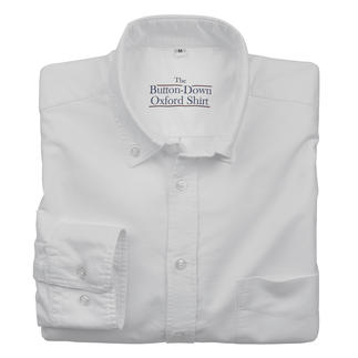 Chemise blanche, pliée, avec col à boutons, taille 38 cm.