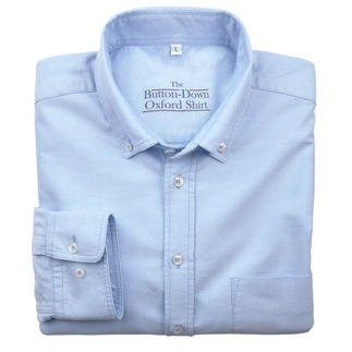 Chemise bleu clair, pliée, taille 38 cm avec col à boutons.