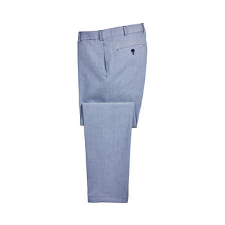 Pantalon Hiltl Oxford bleu clair posé sur une table