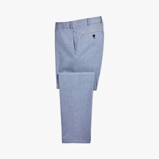 Pantalon Hiltl Oxford bleu clair posé sur une table