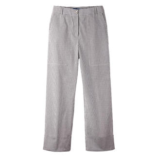 Pantalon en seersucker rayé sur fond clair.