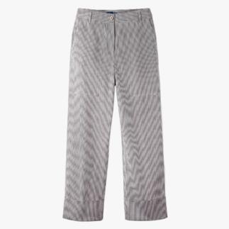 Pantalon en seersucker rayé sur fond clair.