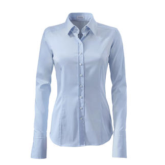 Chemise claire avec coupe ajustée et boutons, drapée élégamment.
