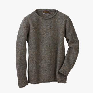 Pull Donegal Fisherman brun sur fond blanc.