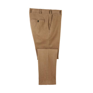 Pantalon chino d'hiver beige vu du dessus, avec ourlet visible.