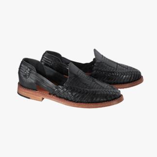 Chaussure Huarache tressée noire pour femmes de Cano sur fond blanc.