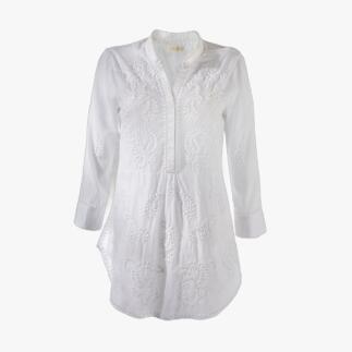 Blouse hippie blanche brodée sur un portant.