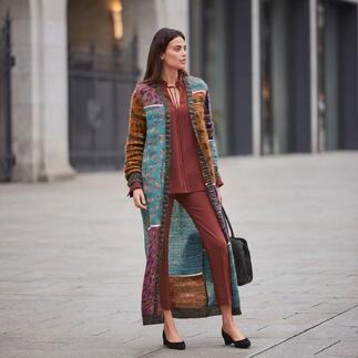 Femme portant un long manteau M Missoni en mohair coloré dans un environnement urbain.