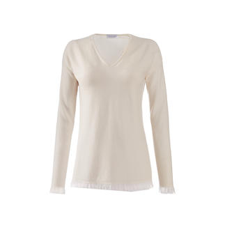 Pull à franges blanc avec col en V.