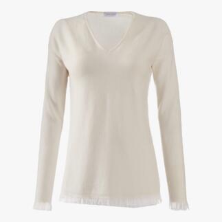 Pull à franges blanc avec col en V.