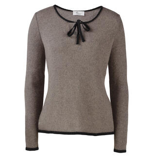 Pull beige avec col rond et nœud.
