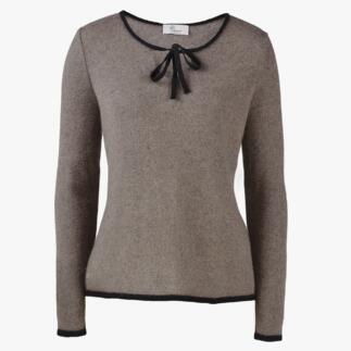 Pull beige avec col rond et nœud.