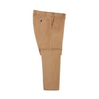 Chinos moleskin marron clair posés sur un fond blanc.