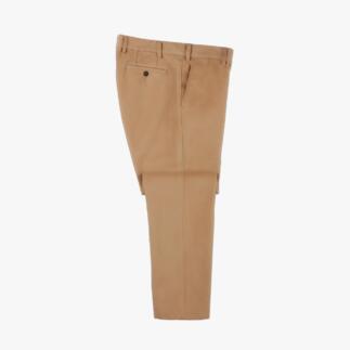 Chinos moleskin marron clair posés sur un fond blanc.