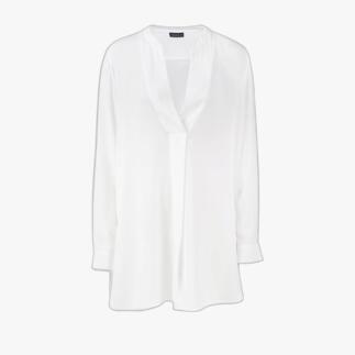 Blouse tunique blanche pour femmes, avec une coupe ample.