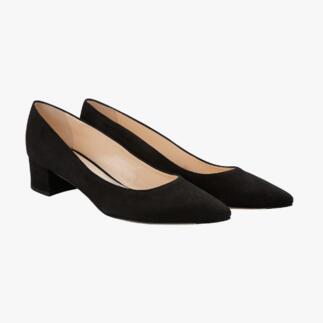 Ballerines noires de face sur fond blanc.