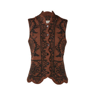 Gilet marron avec motif ornemental noir; vue de face avec boutons.